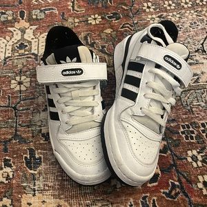 Adidas Forum Low shoes (see size tag for sizing)